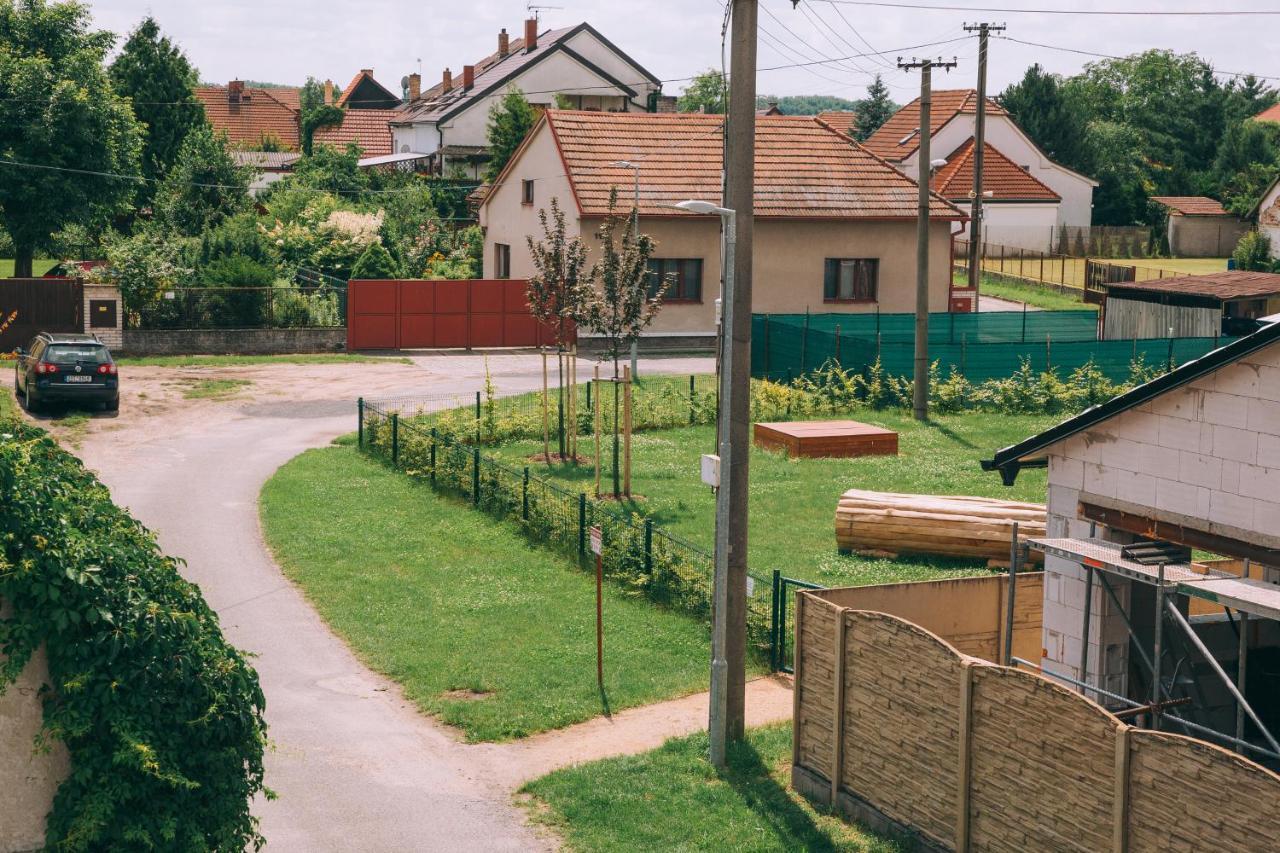 Alisa Apartments Kostomlaty nad Labem ภายนอก รูปภาพ